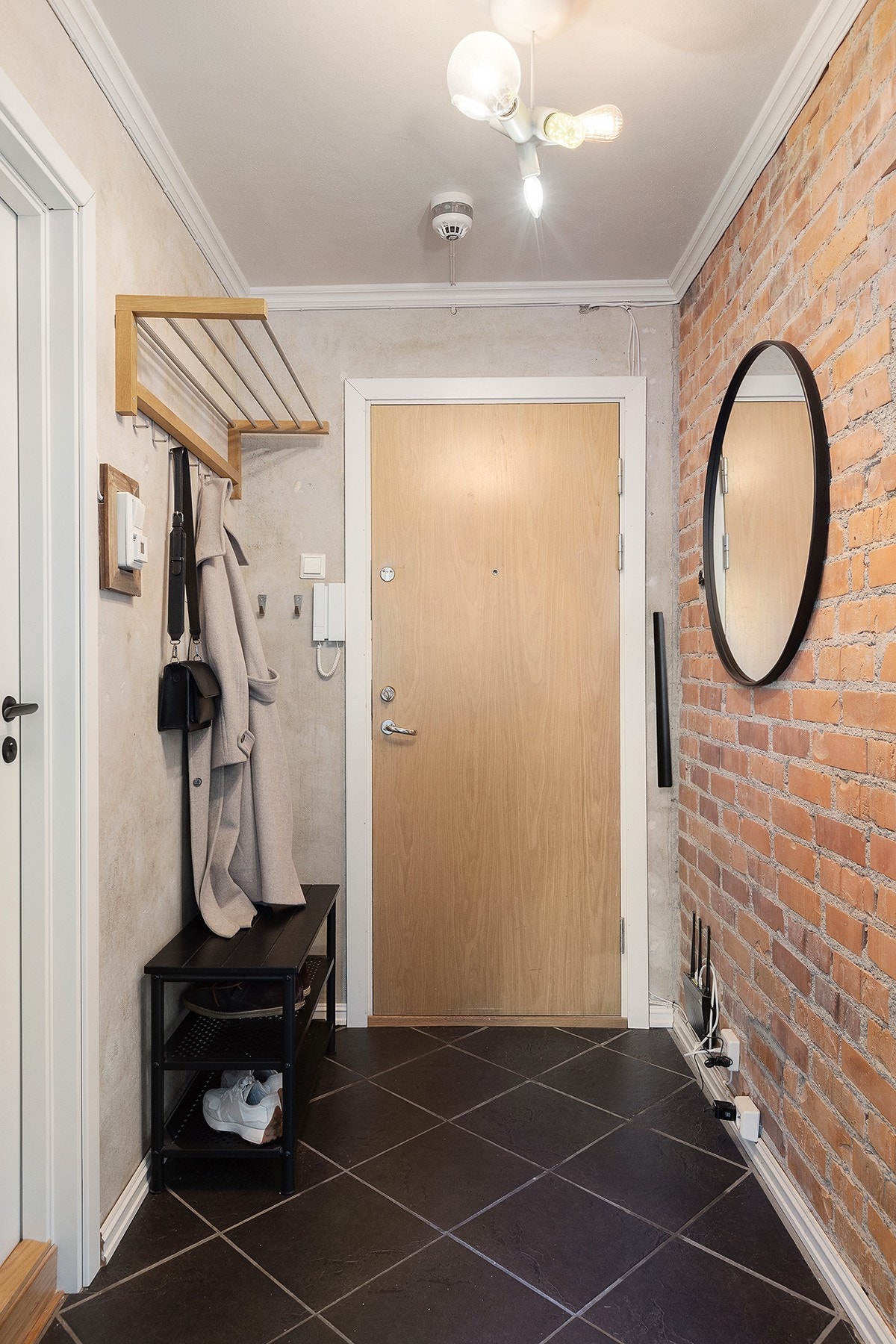 Entré med mulighet for opphen og oppbevaring av sko og yttertøy Galleribilde