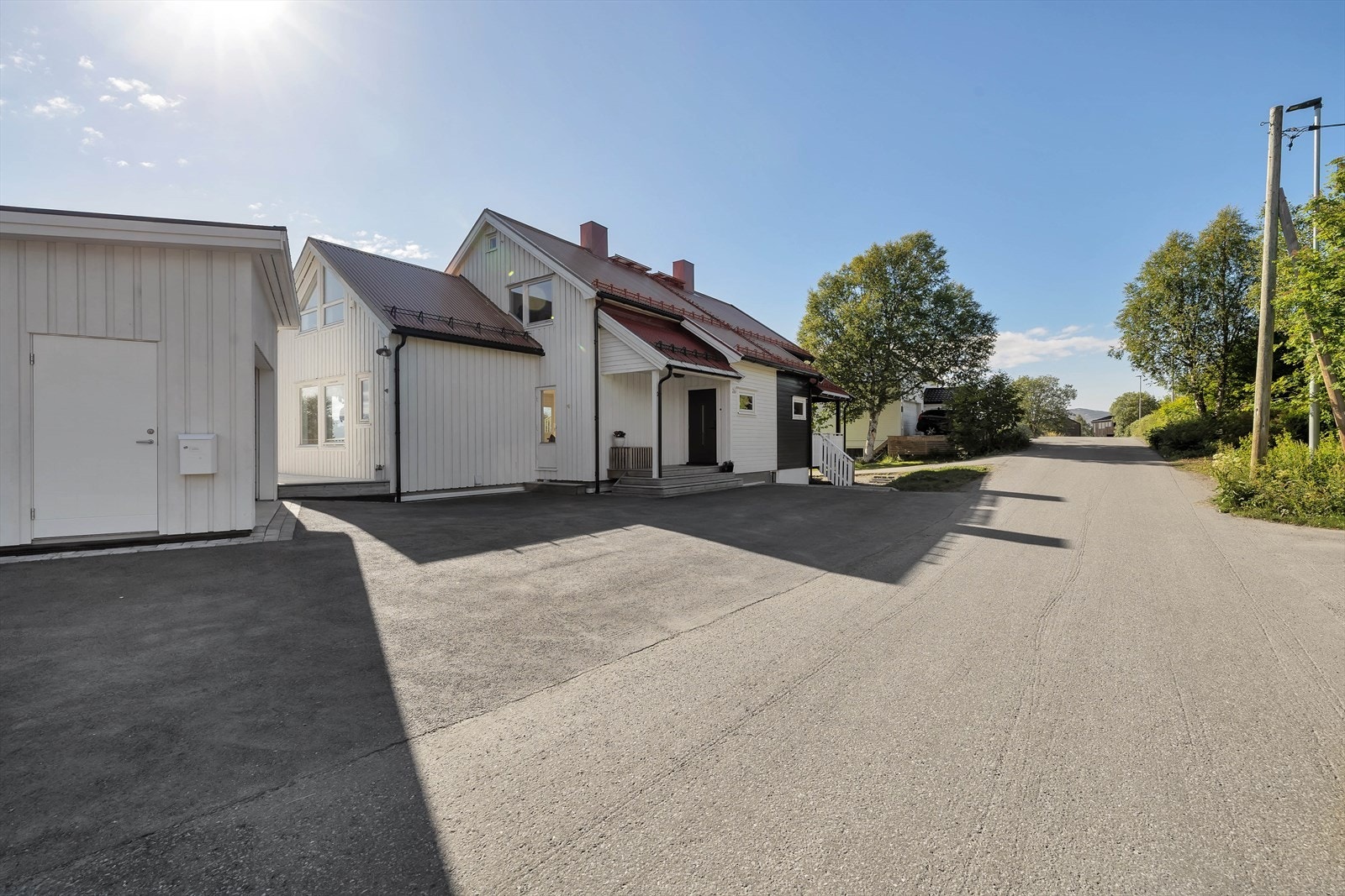 Enkel adkomst med god parkering og garasje. Adkomsten er asfaltert og enkel å måke. Galleribilde