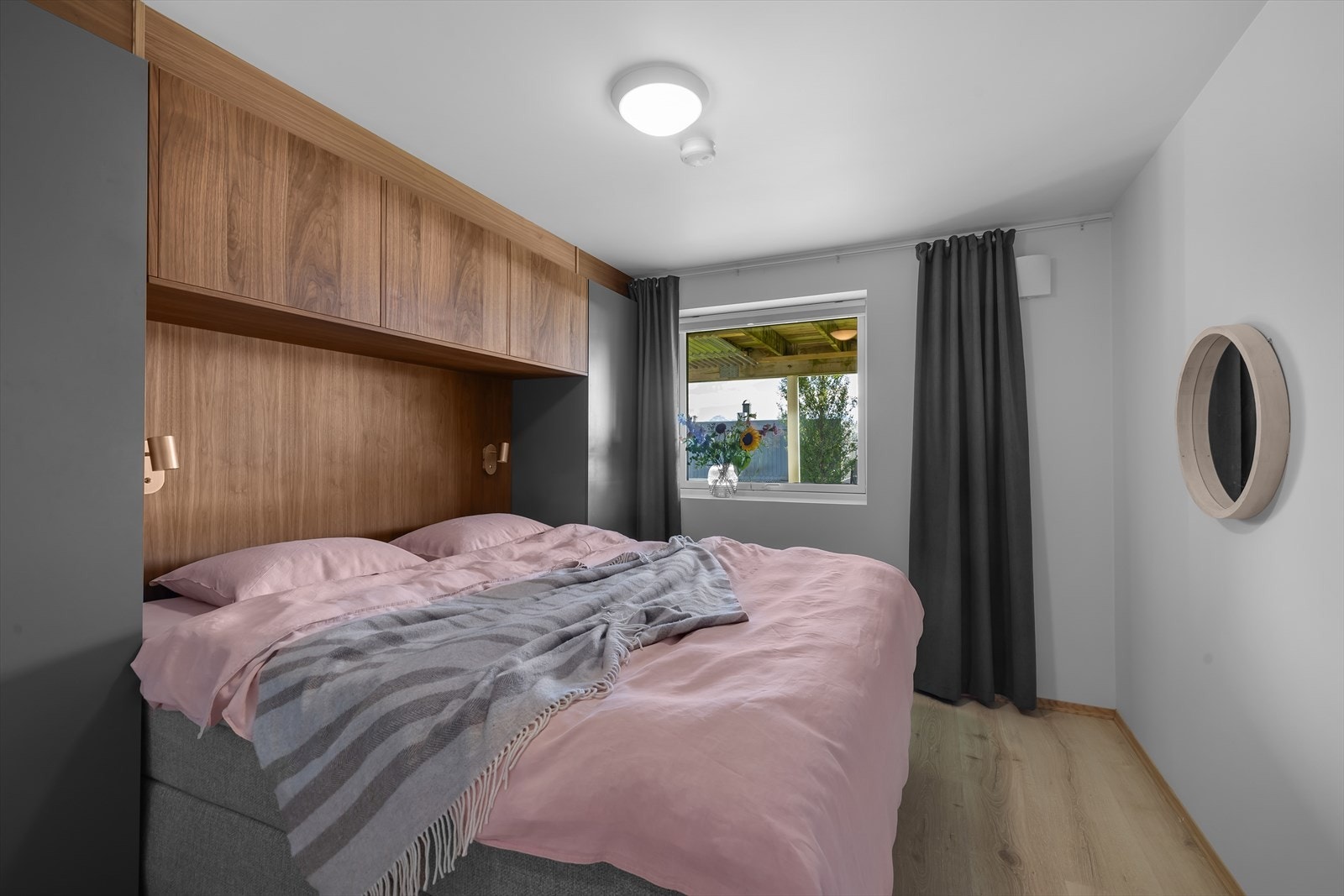 Soverom med praktisk og plassbesparende garderobeløsning. Galleribilde