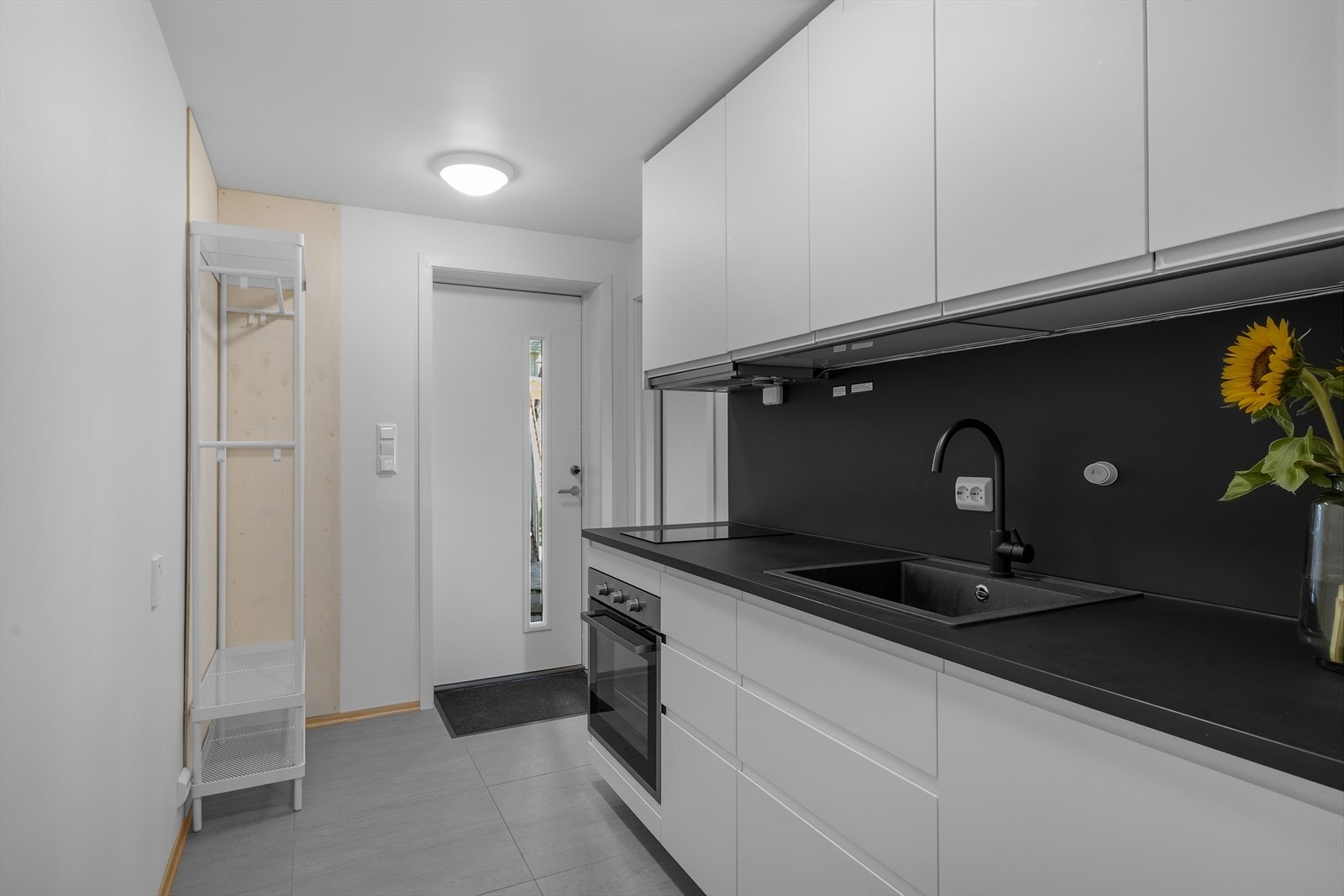 U. etasjen ble betydelig oppgradert i 2019. Moderne kjøkken og mulighet for eget inngangsparti. Galleribilde