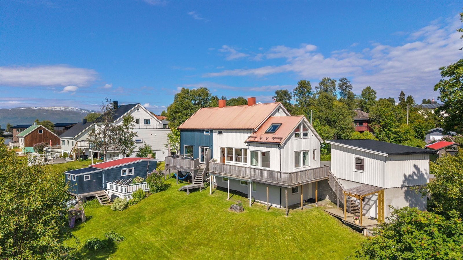 Flott hage og boltreplass for barn. Mulighet å gå til hage via trapp. Galleribilde