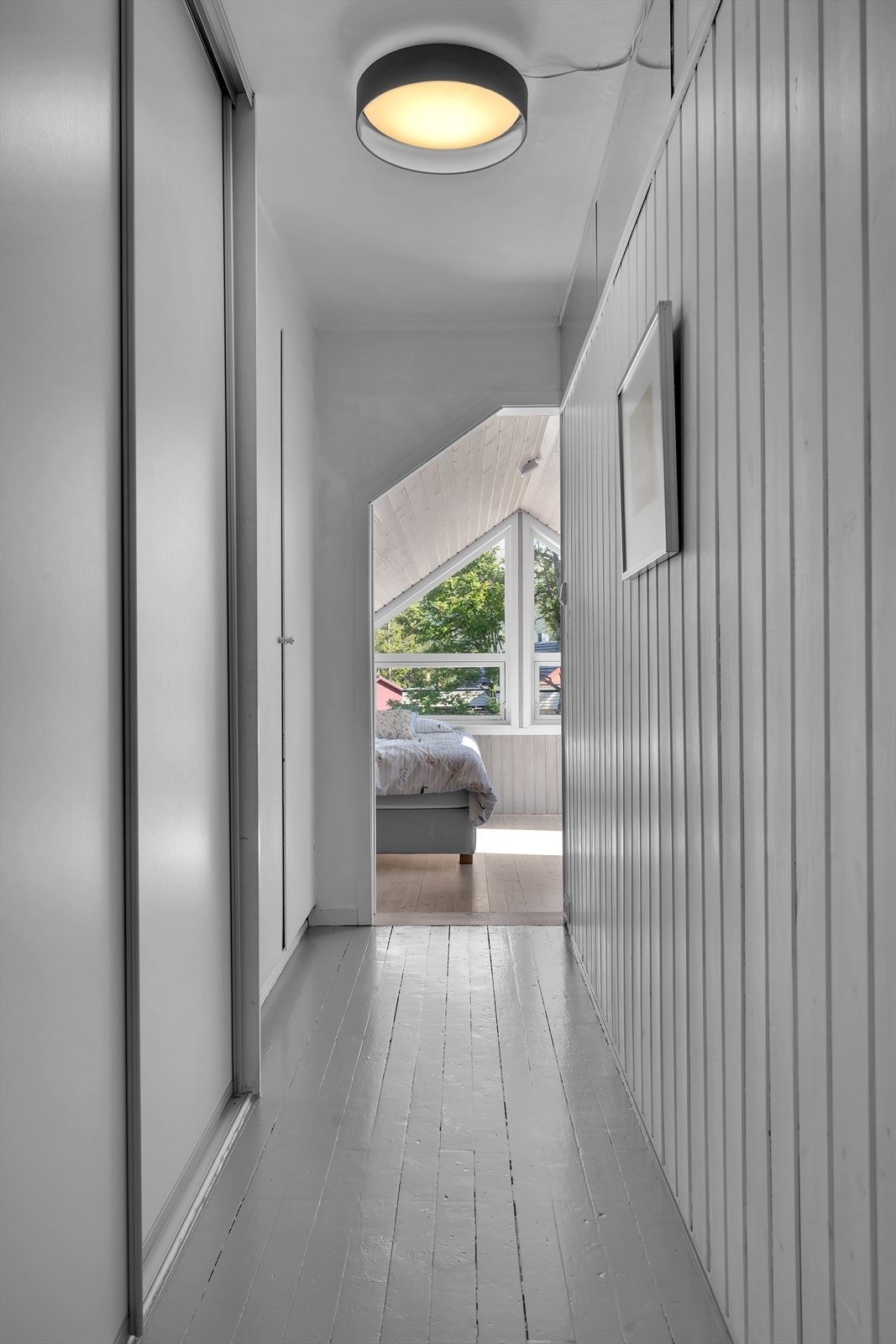 Gang med skyvedørgarderobe til venstre. Galleribilde