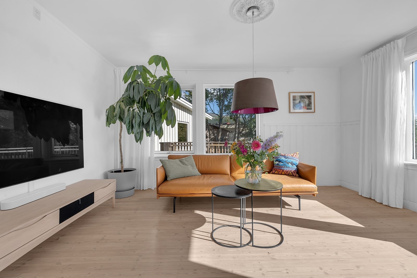 Stuen mot sørøst har flere, store vindusflater som slipper inn mye lys. Galleribilde
