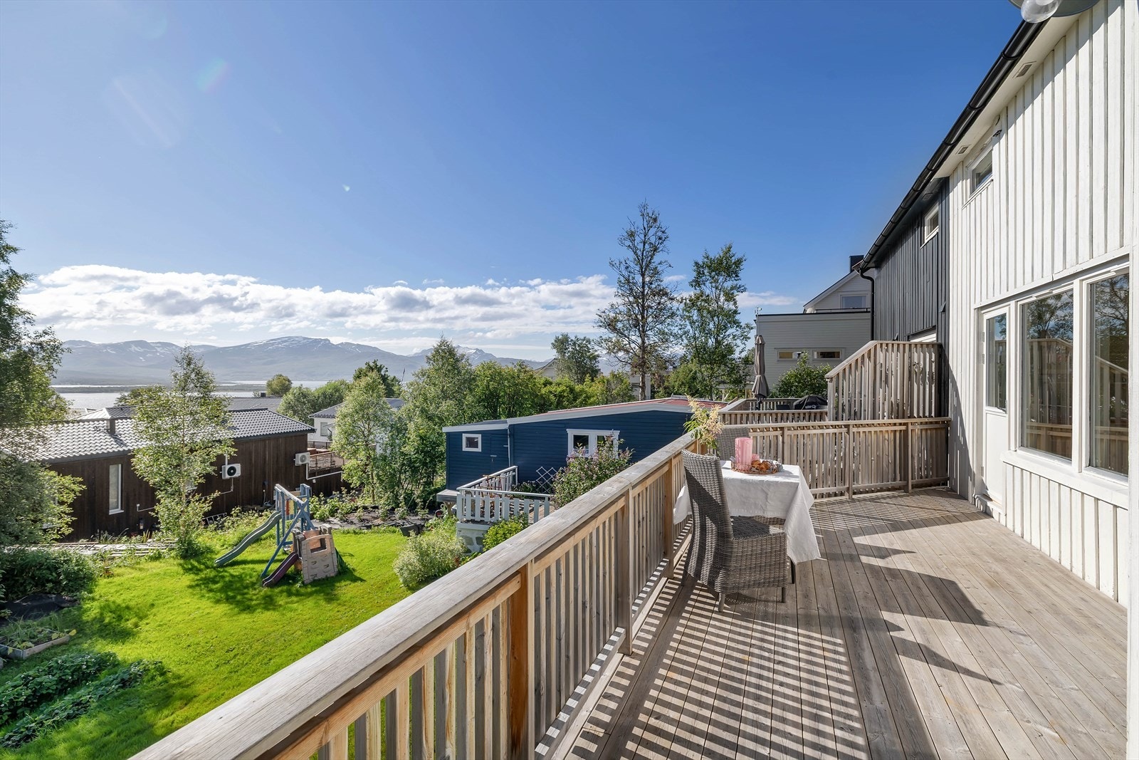 Kvaløyfjellene, øyene og sundet i bakgrunnen. Galleribilde