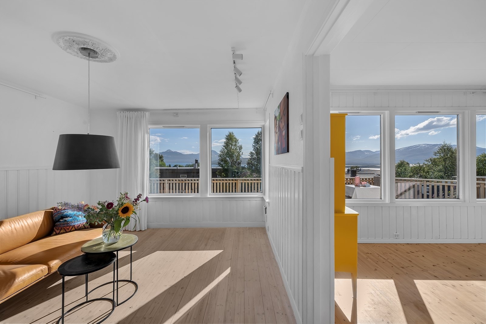 Legg merke til den fantastiske utsikten man opplever fra begge oppholdsrommene i 1. etasje. Galleribilde