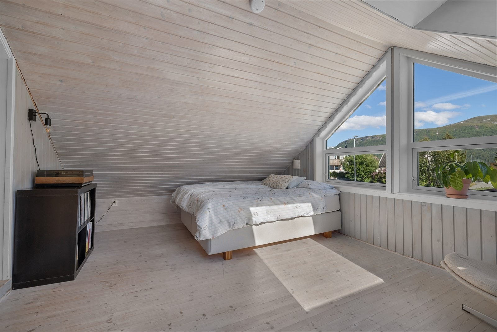 Romslig soverom eller ekstrastue i 2. etasje / loftsetasje. Galleribilde