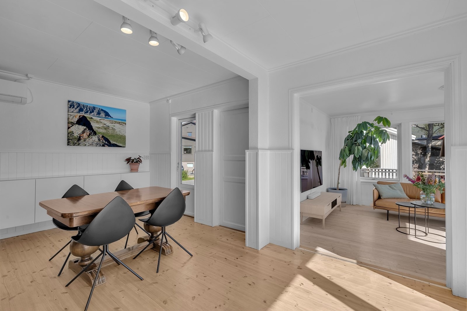 1. etasje har også en liten bod og utgang til bakkeplan. Galleribilde