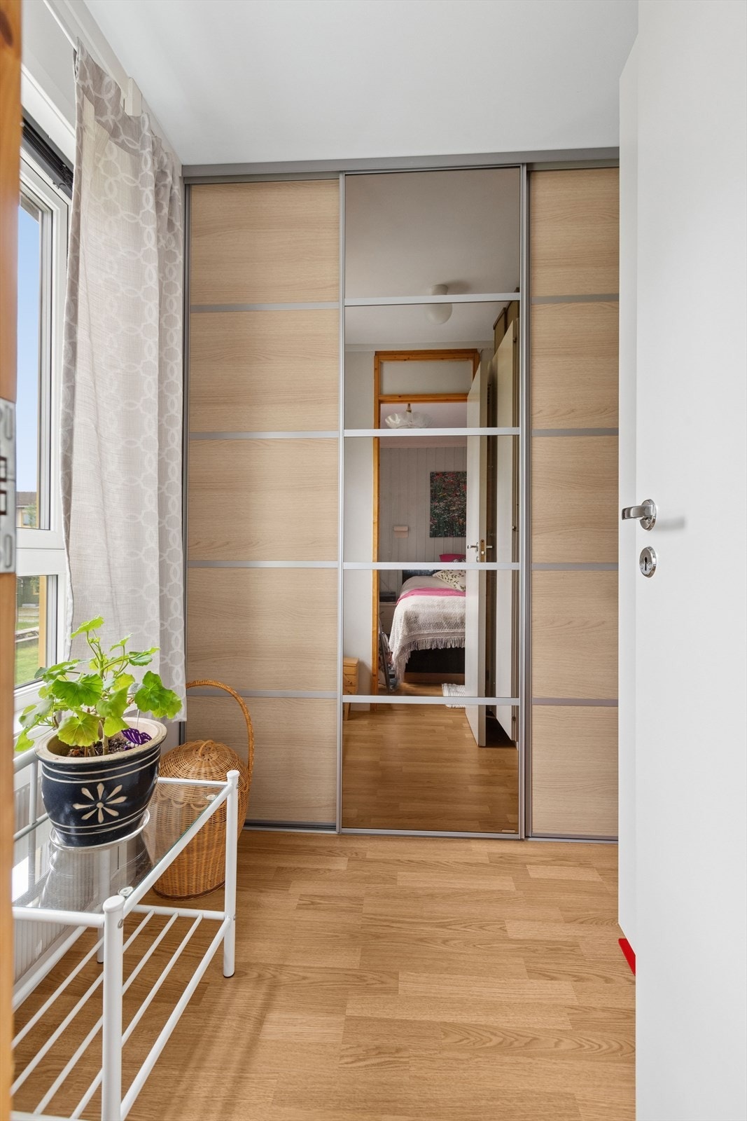 Praktisk garderobeløsning ved hovedsoverom. Galleribilde