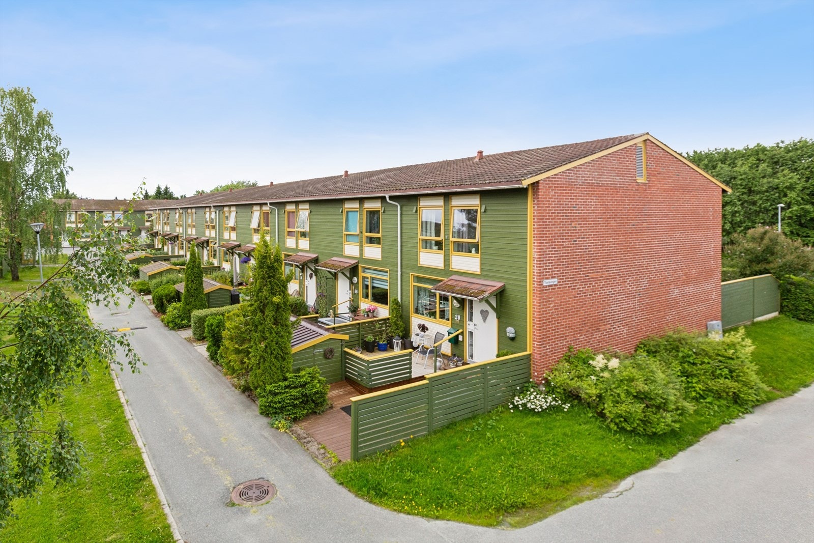 Boligen ligger i et veletablert og rolig boligområde på Kattem. Galleribilde