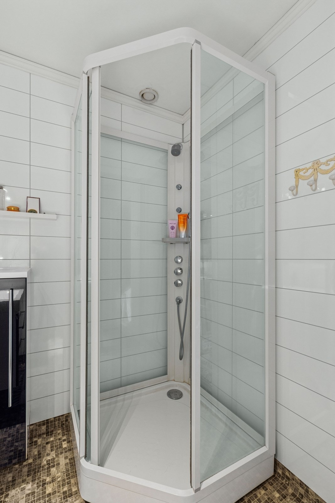 Badet er utstyrt med dusjkabinett og har avtrekksventilasjon. Galleribilde