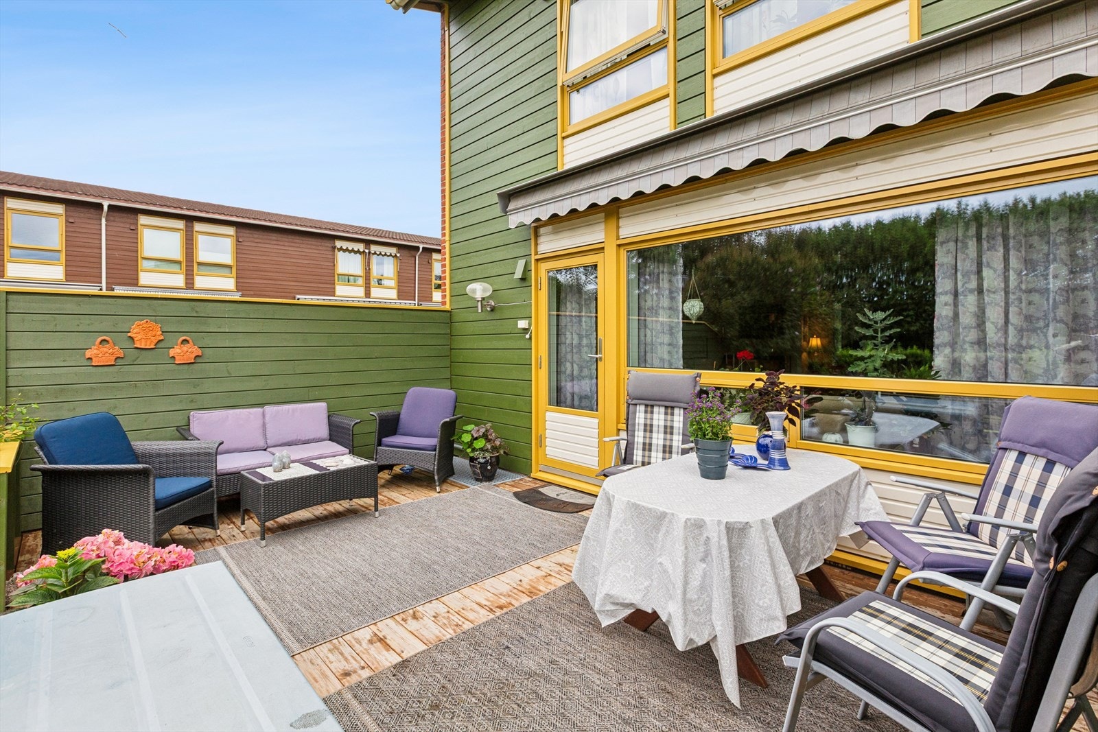 Terrassen fungerer som en forlengelse av stuen på varme dager. Galleribilde