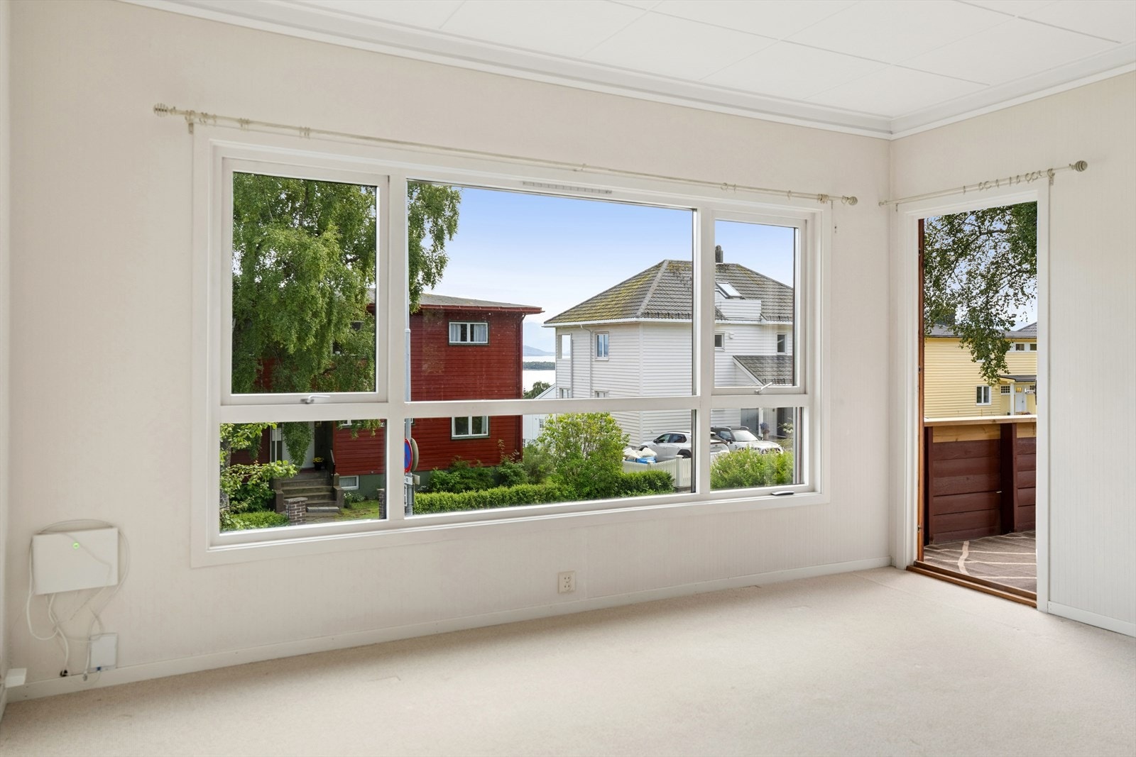 Fra stuen er det utgang til en overbygd, sørvendt veranda. Galleribilde