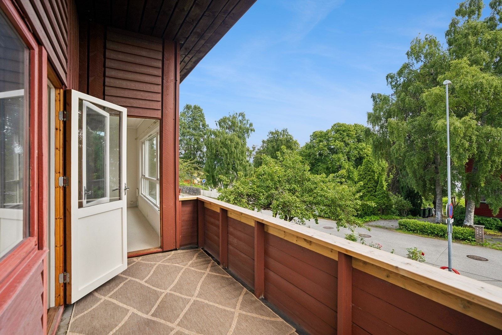 Den overbygde verandaen gir en lun og skjermet uteplass. Galleribilde