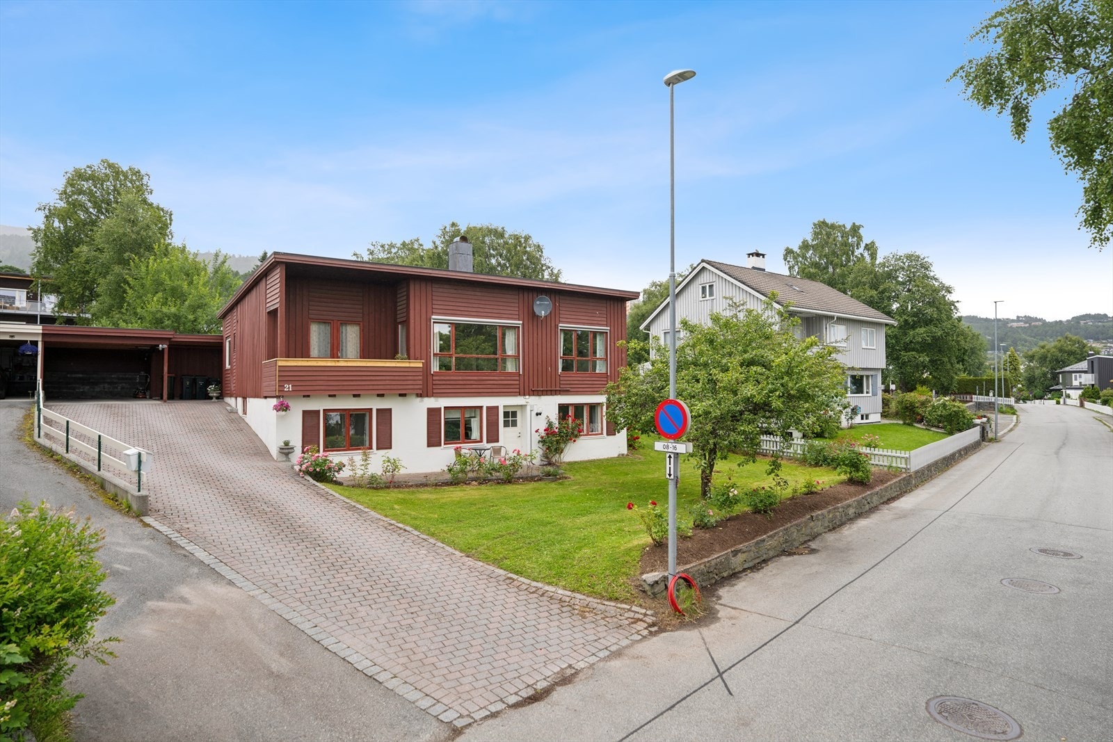 Carport fra 2010 med bod og installert elbillader ligger praktisk til ved inngangspartiet. Galleribilde