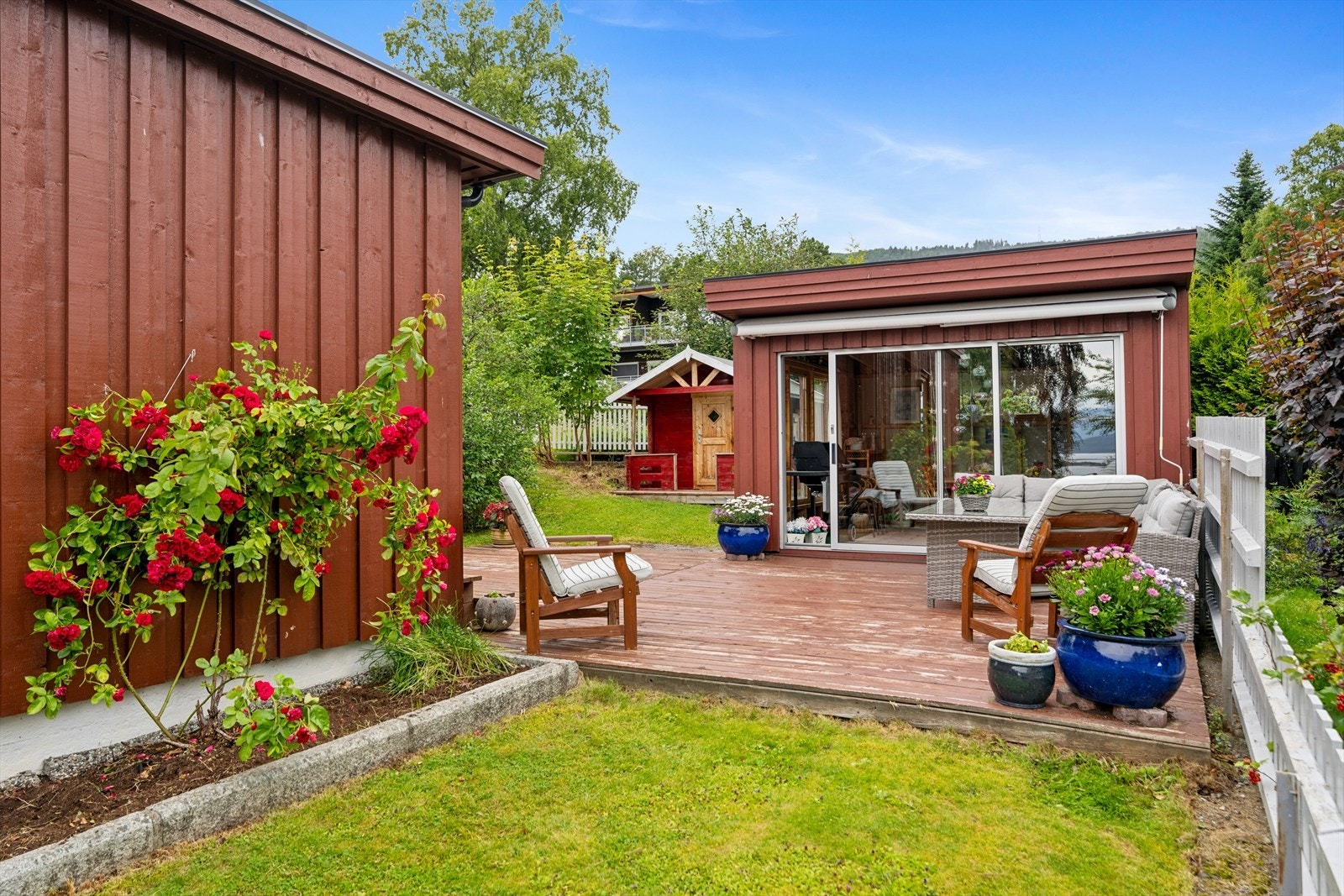 For de minste er det en egen lekestue i hagen, oppført i 2018. Galleribilde