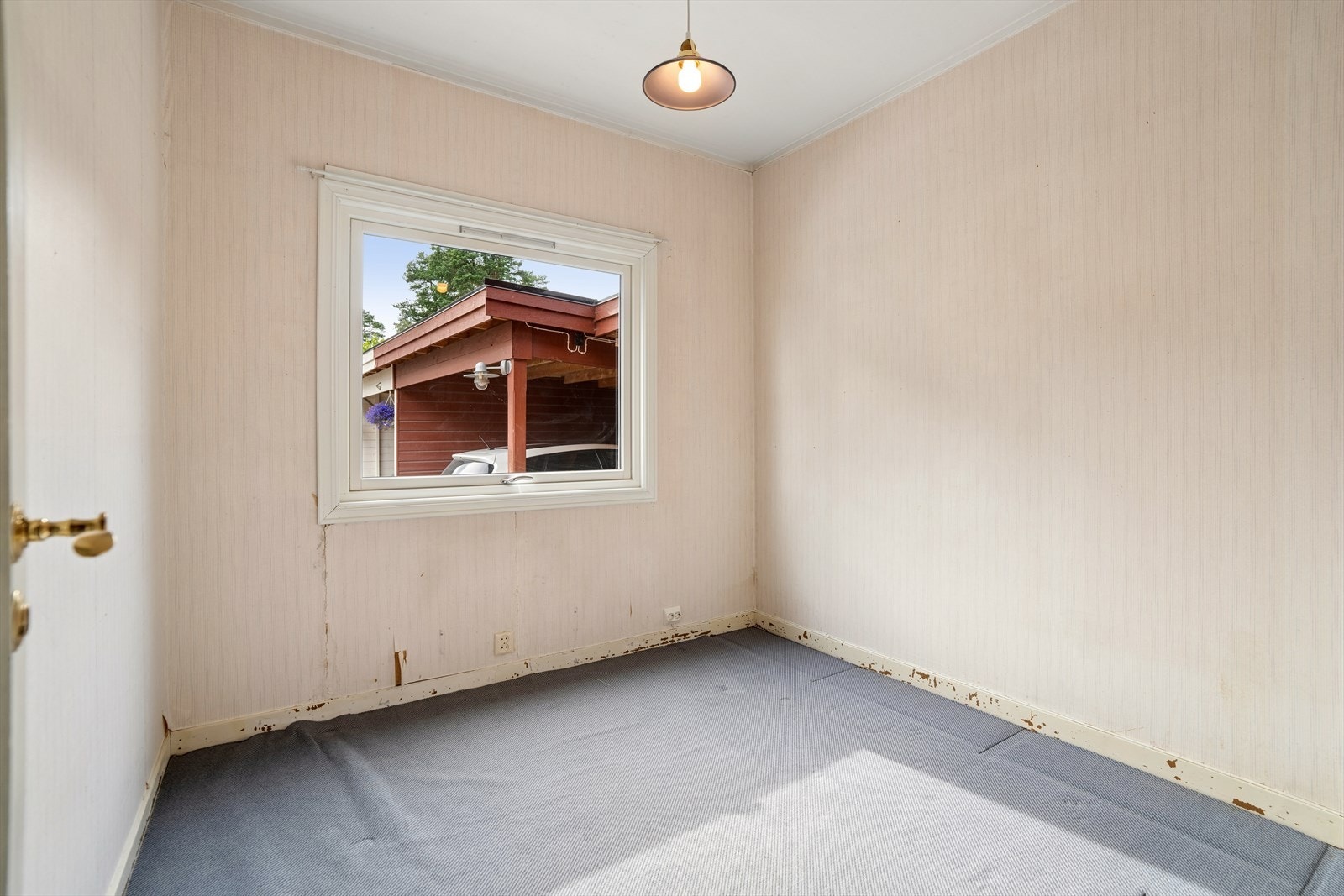 Soverom med plass til seng og garderobeløsning. Galleribilde