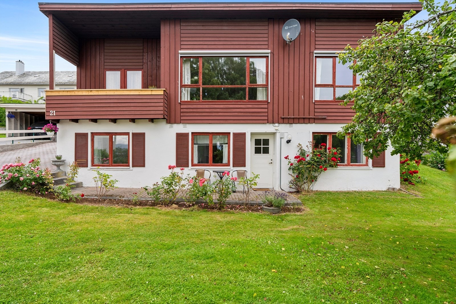 Tomten er skrånende mot sør og er opparbeidet med plen og beplantning. Galleribilde