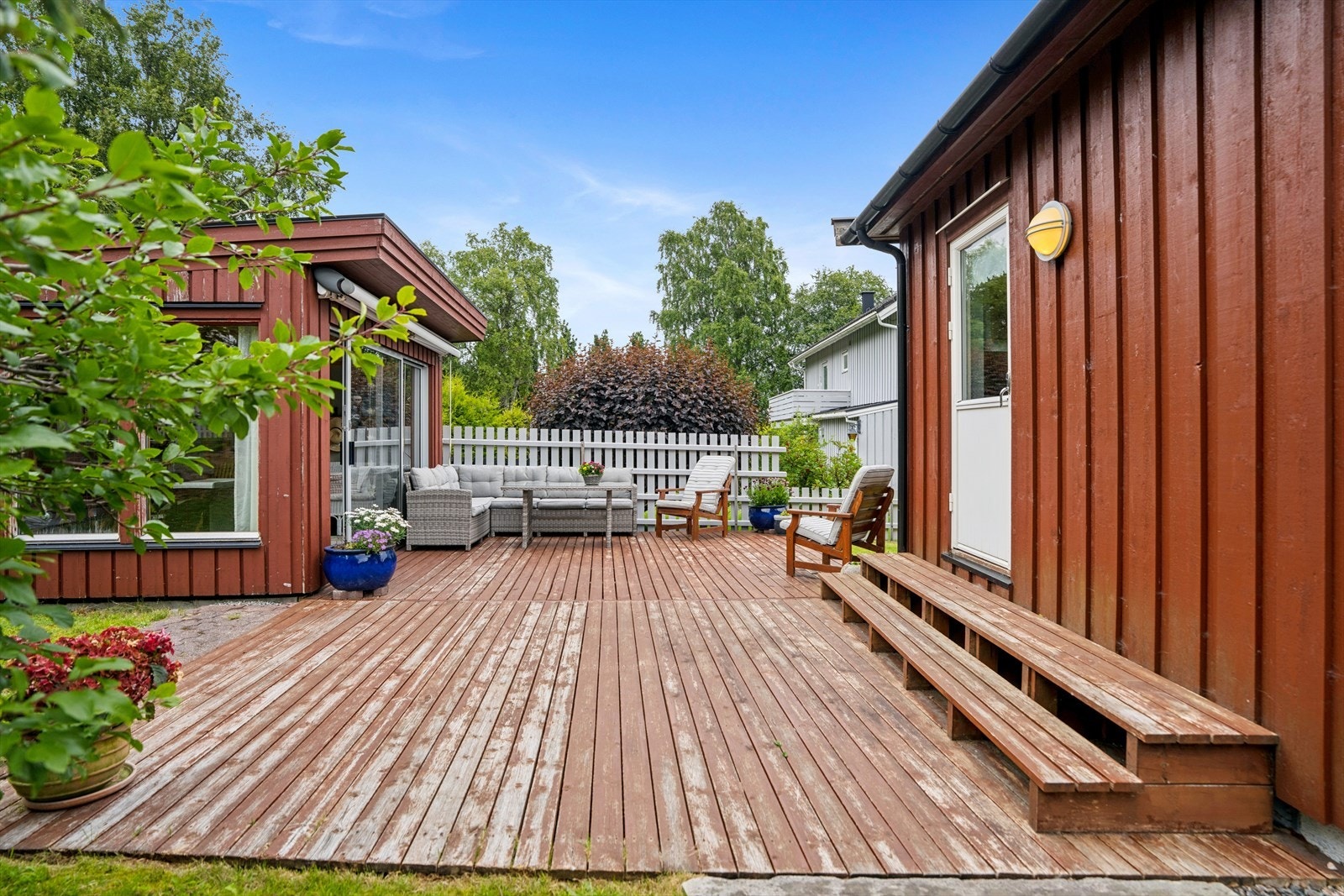 Uteplassen på nordsiden binder sammen boligen og sommerstuen. Galleribilde