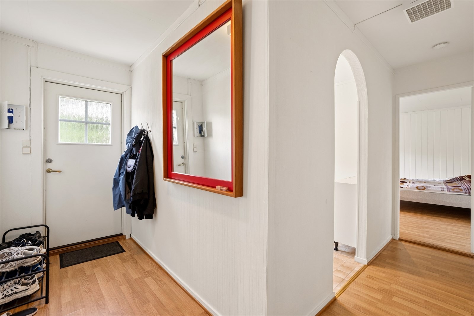 Separat og nyere inngangsdør til sokkelleiligheten. Galleribilde