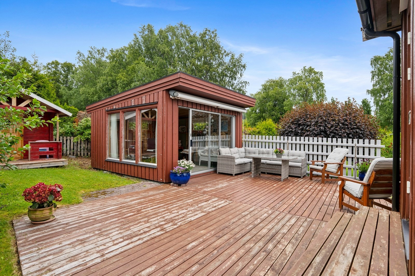 Eiendommen strekker seg over 681 m² og byr allsidige uterom. Stor terrasse på ca. 30 m² med tilhørende sommerstue fra 2008. Galleribilde