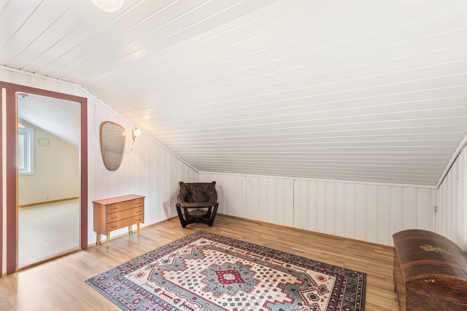 Loftet har romslig gang, tre soverom av god størrelse med integrerte garderobeskap og toalettrom. Galleribilde