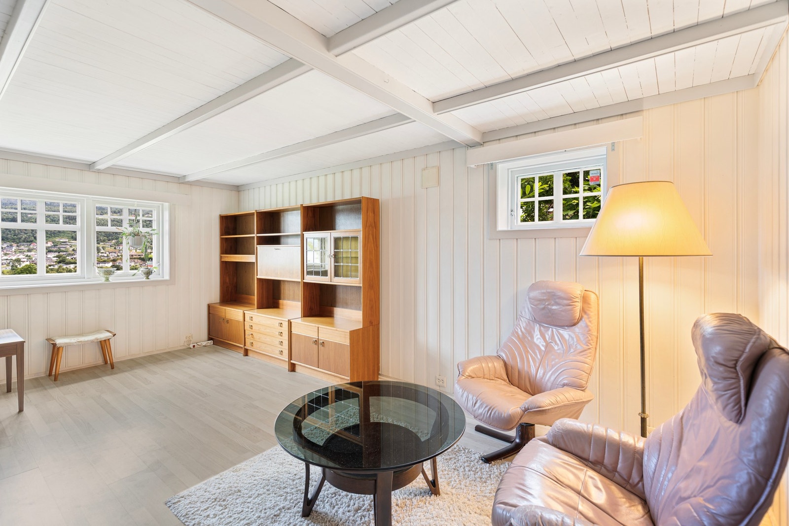 Kjellerstuen har laminat på gulv og panel på vegger. Galleribilde