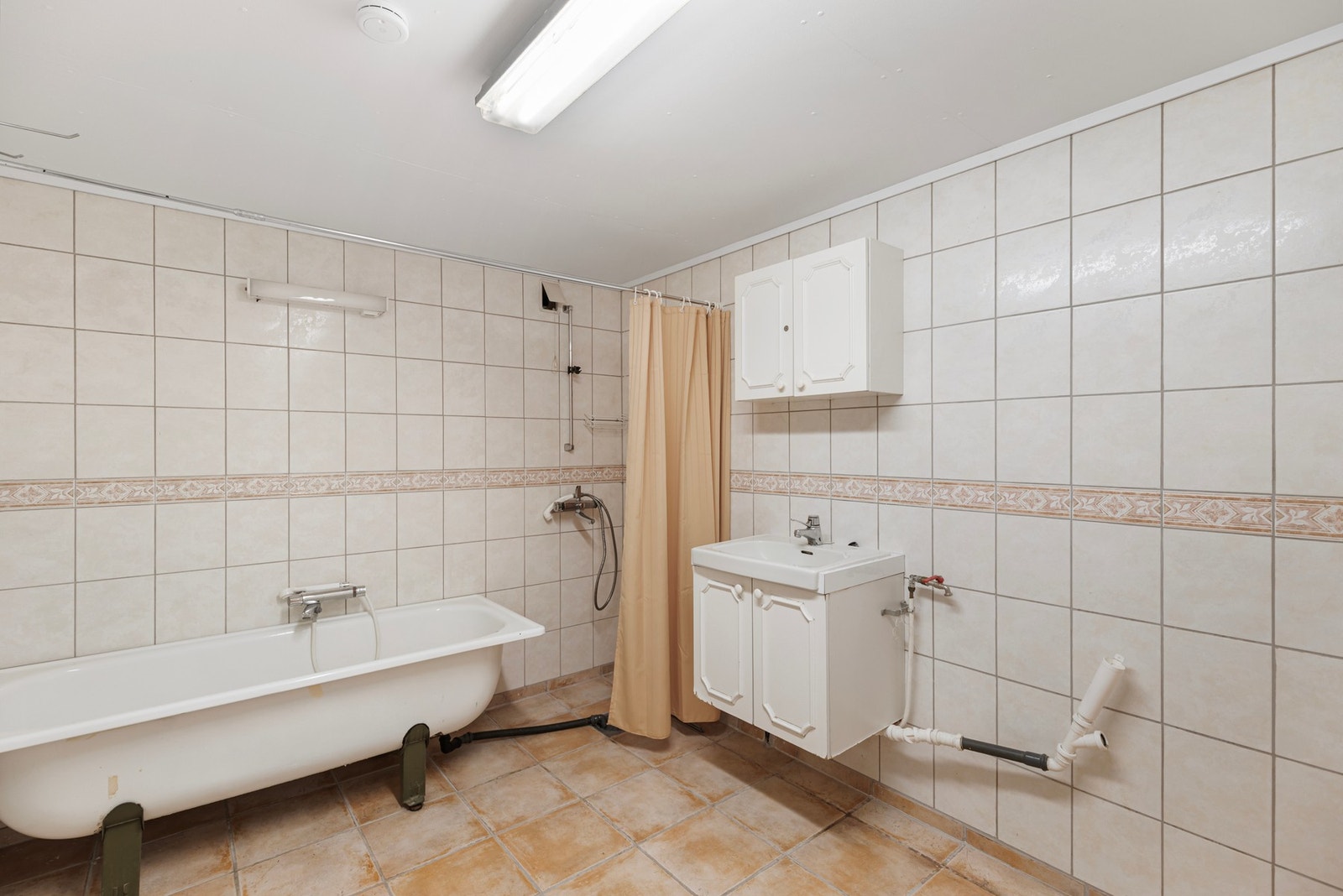 Seperat vaskerom ble fornyet på slutten av 90-tallet og er utstyrt med badekar, dusj, baderomsinnredning og opplegg for vaskemaskin. Galleribilde
