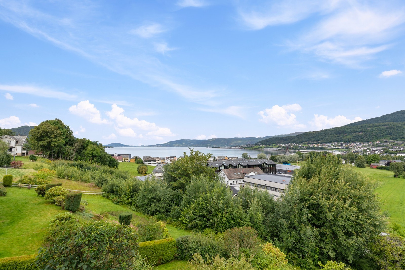 Fra eiendommen kan det nytes flott utsikt over sentrum, fjorden og omkringliggende fjell. Galleribilde