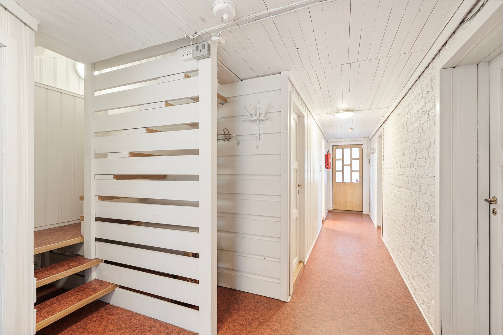 Underetasjen har tilkomst fra både hovedetasje og eget inngangsparti mot vest. Gang har belegg på gulv og panel på vegger. Galleribilde