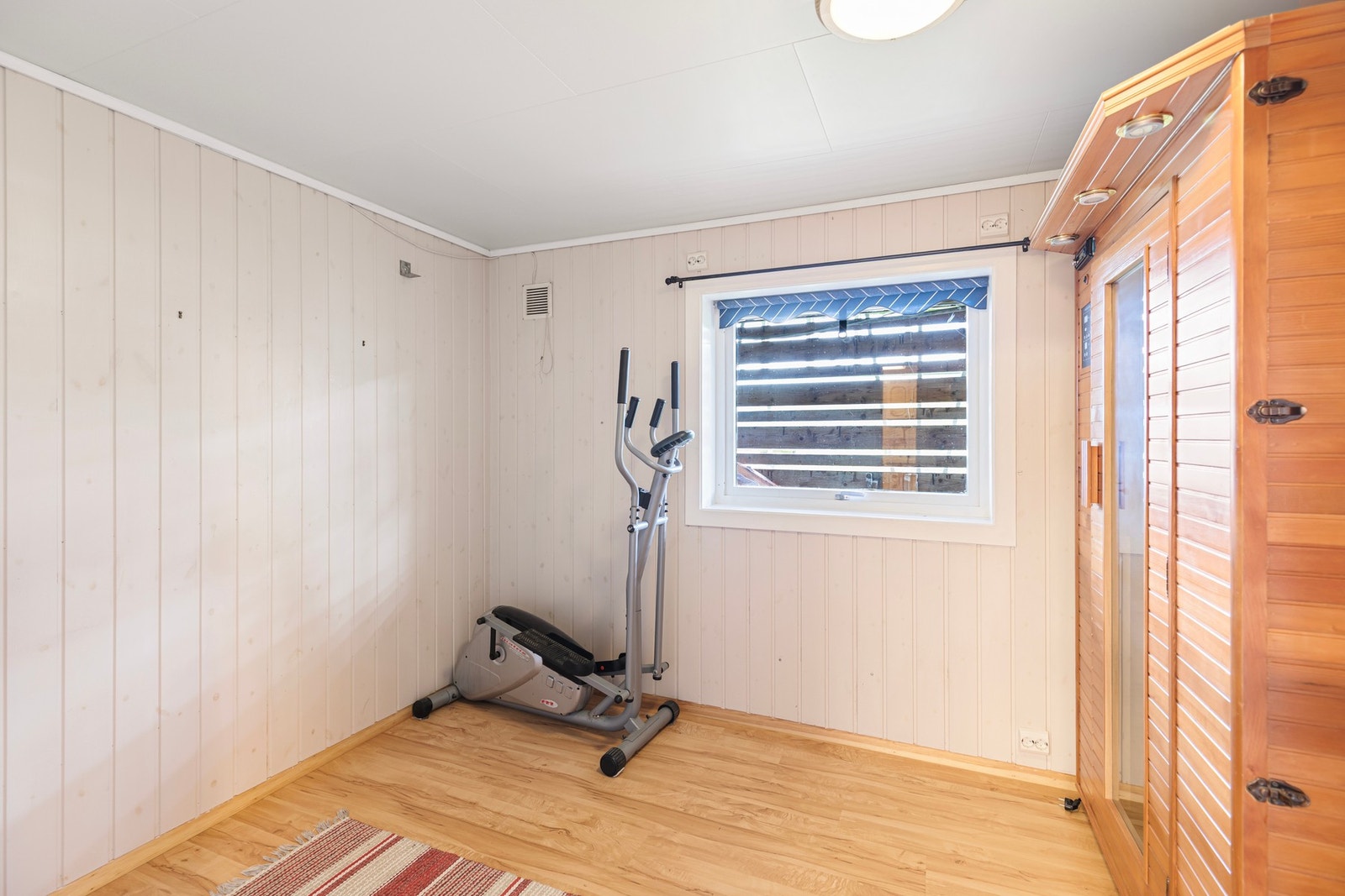 Soverommet har belegg på gulv og panel på vegger. Her er det gode muligheter for både seng og garderobeløsninger. Galleribilde