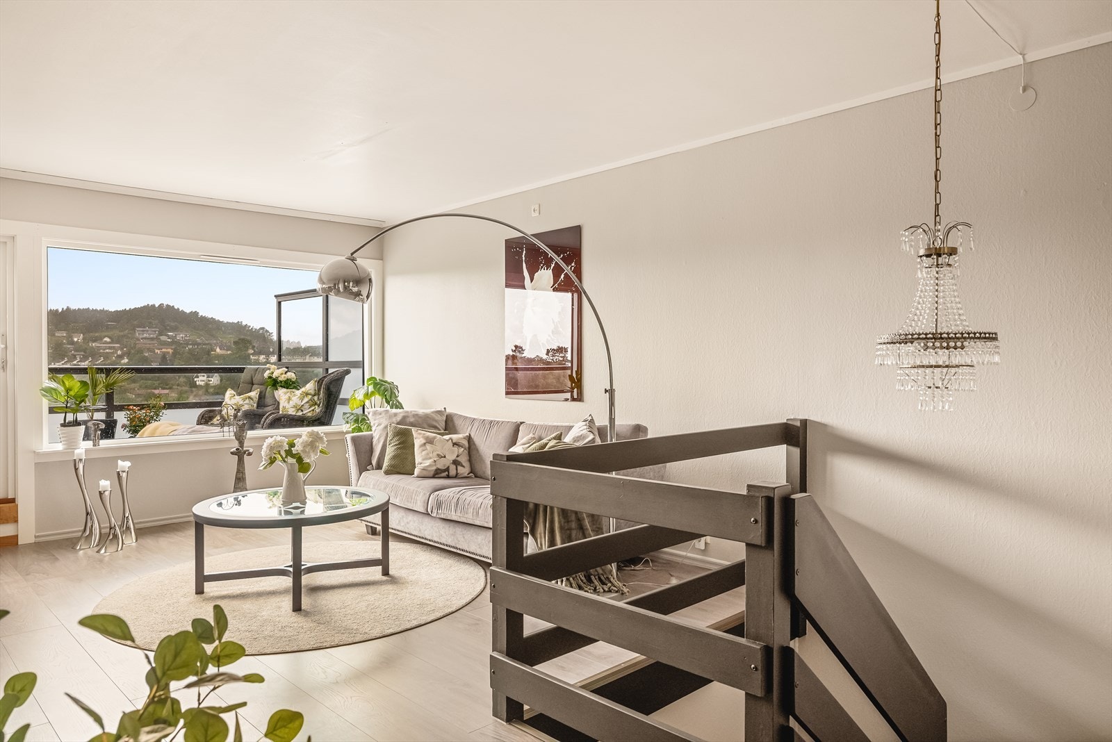 Store vindusflater fra 2014 slipper inn rikelig med naturlig lys i stuen Galleribilde