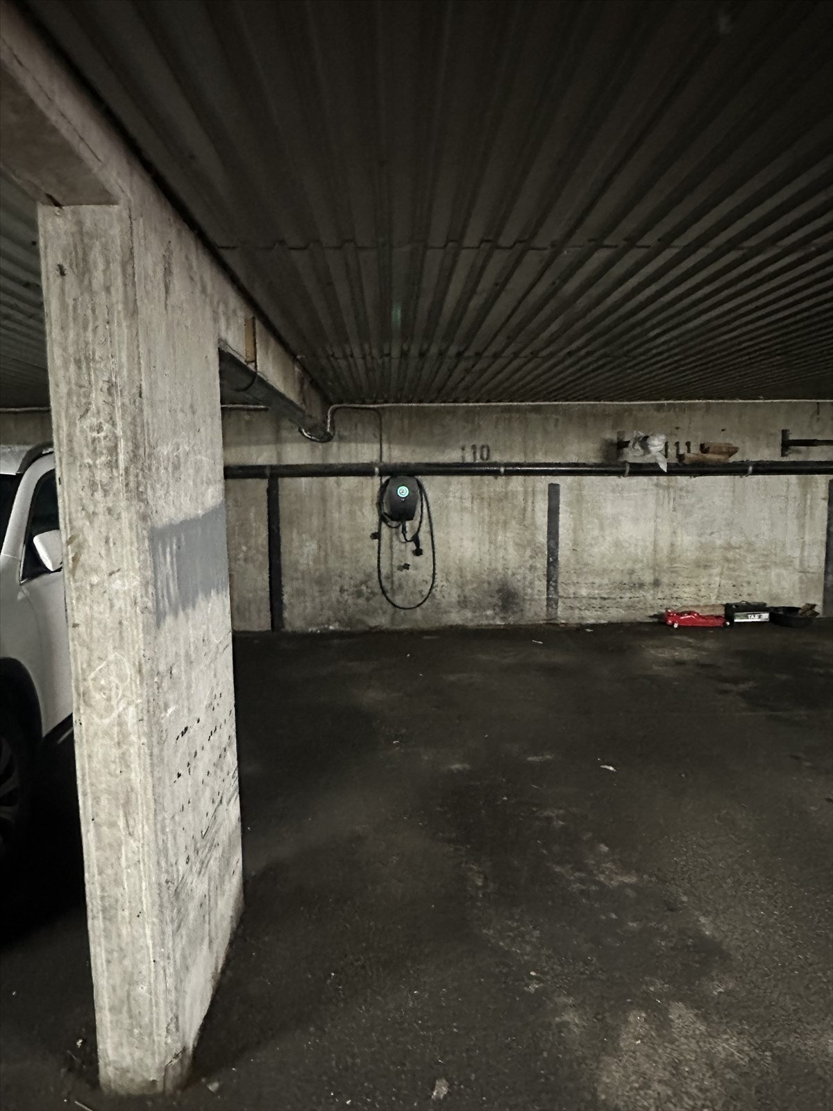 Fast garasjeplass med ladeboks Galleribilde