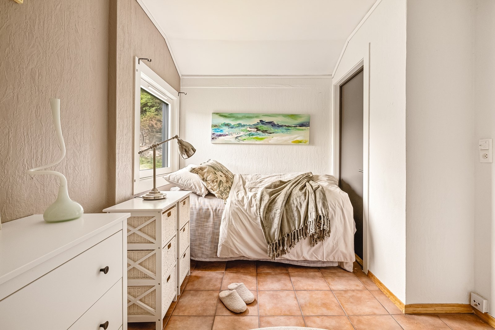 Det første soverommet har god plass til seng og skyvedørsgarderobe. Galleribilde
