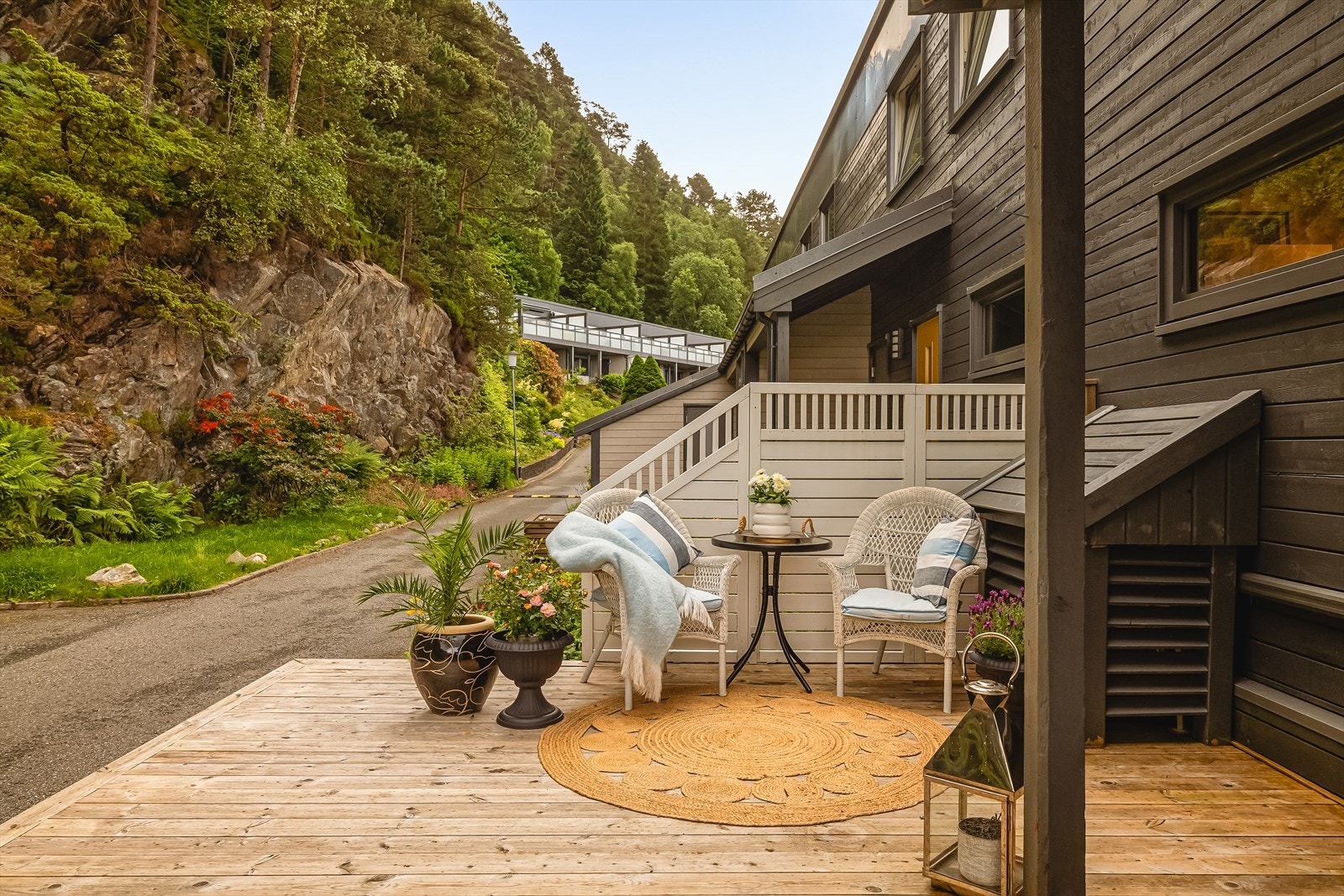 Hyggelig, skjermet uteplass ved inngangspartiet. Galleribilde