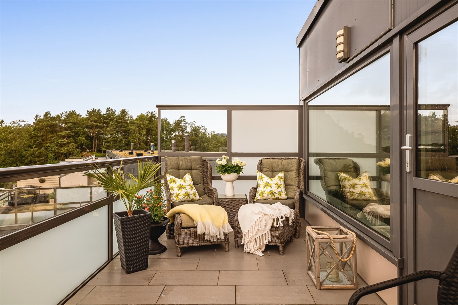 Fra stuen er det direkte tilkomst til en herlig veranda med god plass til en hyggelig sittegruppe. Galleribilde