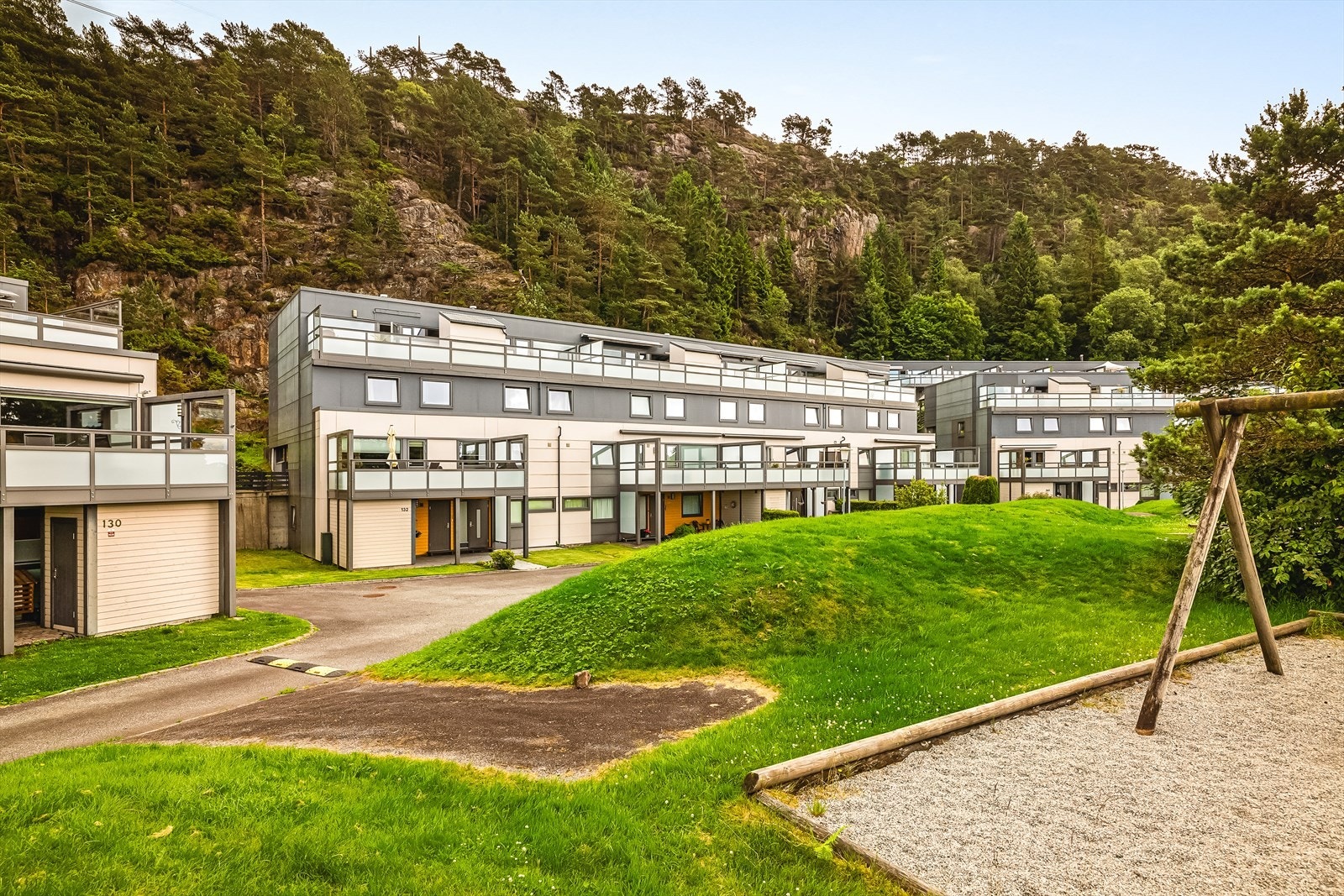 Eiendommen ligger i et etablert og barnevennlig boligområde. Galleribilde