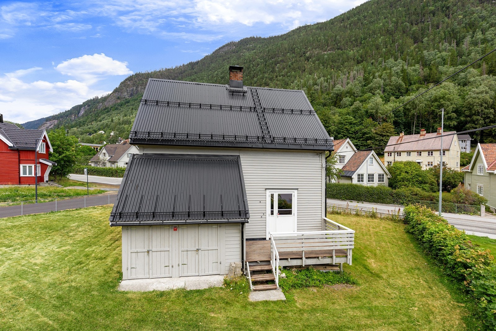 Det er flat og lettstelt hage rundt boligen Galleribilde
