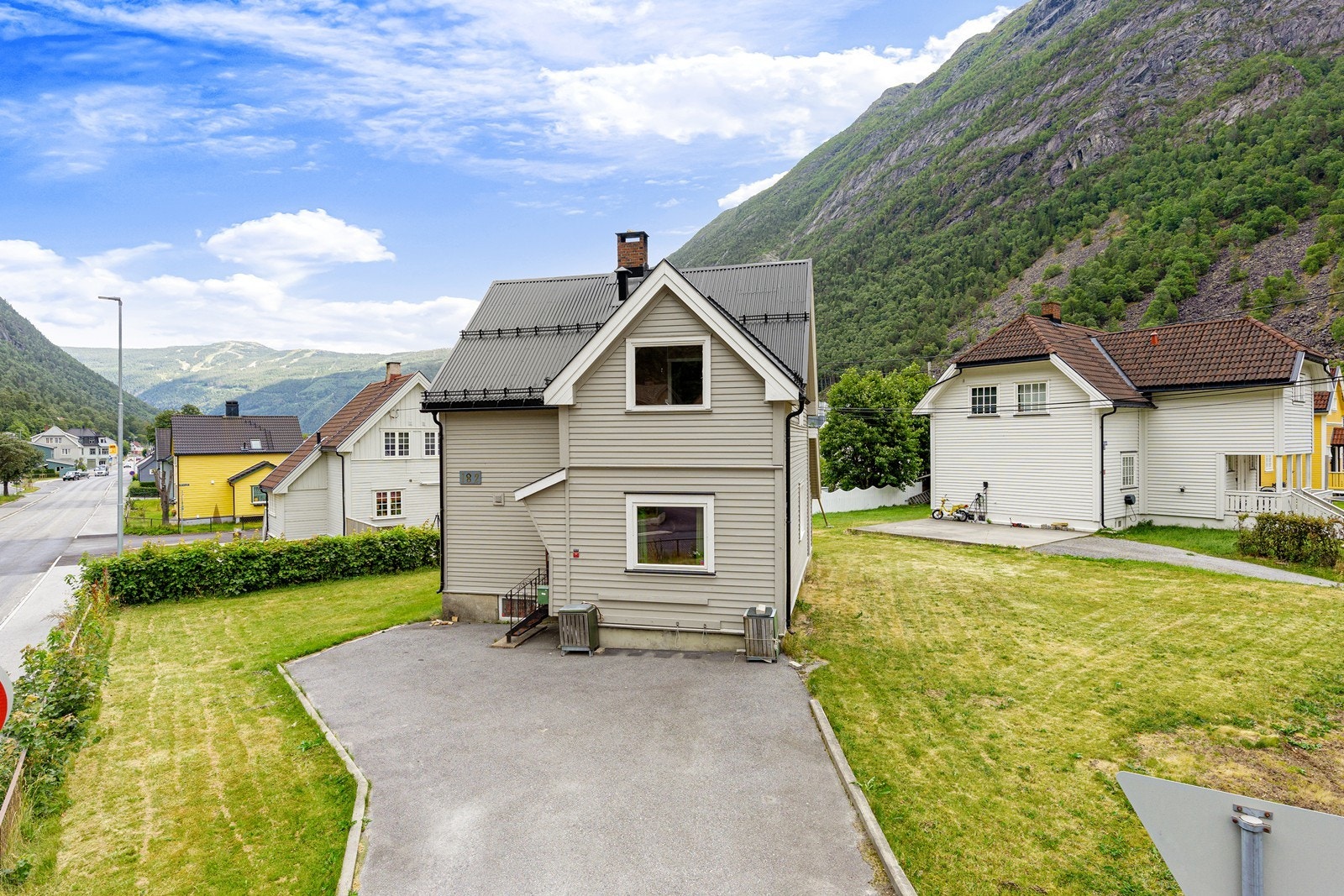 Fasade - Boligen har en sentral beliggenhet på Rjukan Galleribilde