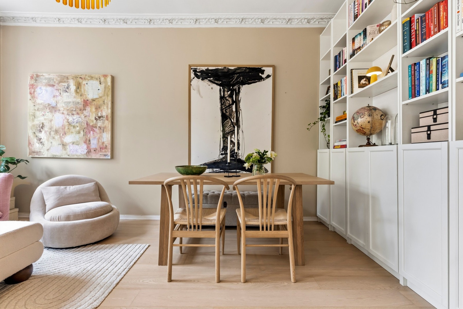 Det er god plass til stor sofa med tilhørende møblement og stort spisebord Galleribilde