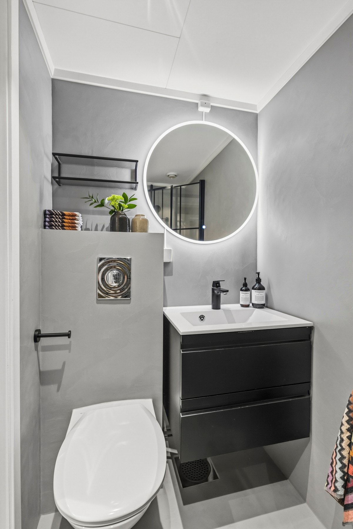 Badet ble pusset opp med mikrosement på vegger og gulv, samt nye baderomsmøbler i 2021 Galleribilde