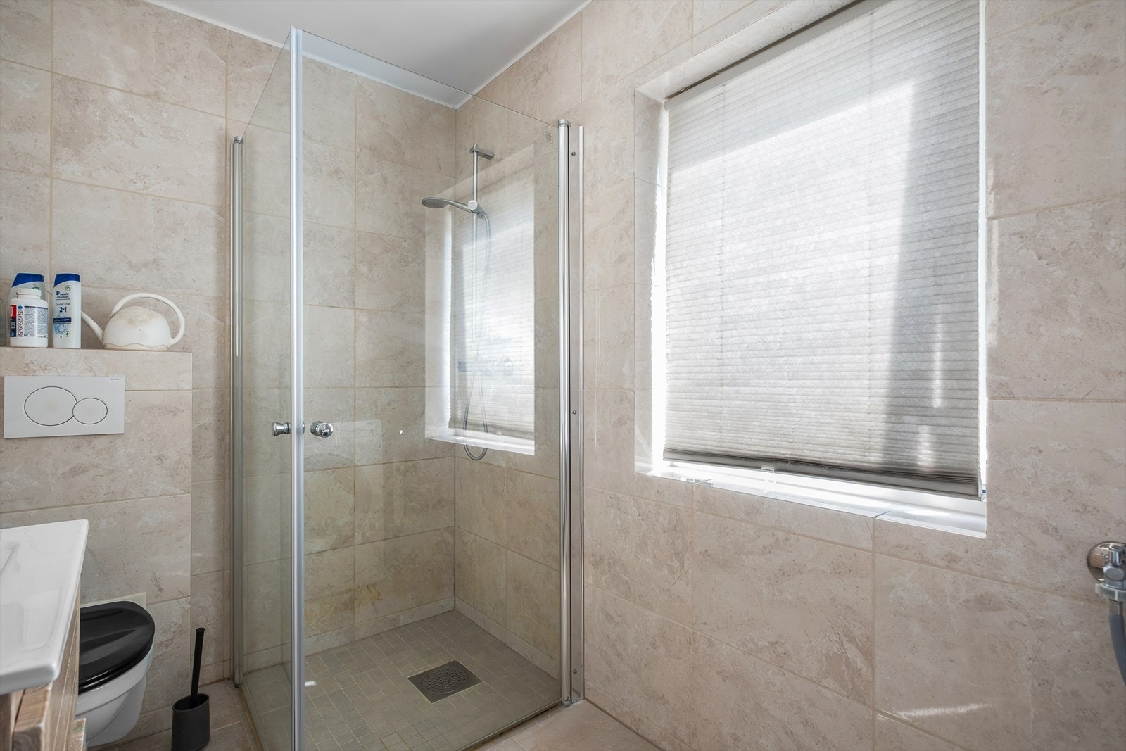 Badet ble oppusset i 2020 og byr på varme i gulv, innfellbare dusjører, servant med underskap og vegghengt toalett. Galleribilde