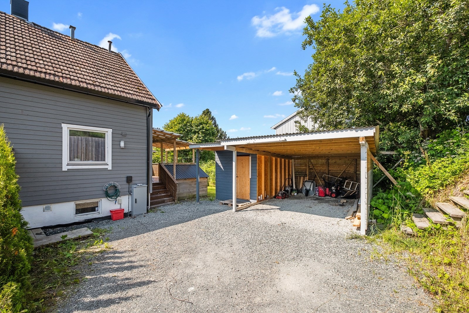 Carport med gode parkeringsmuligheter på gårdsplass. Galleribilde