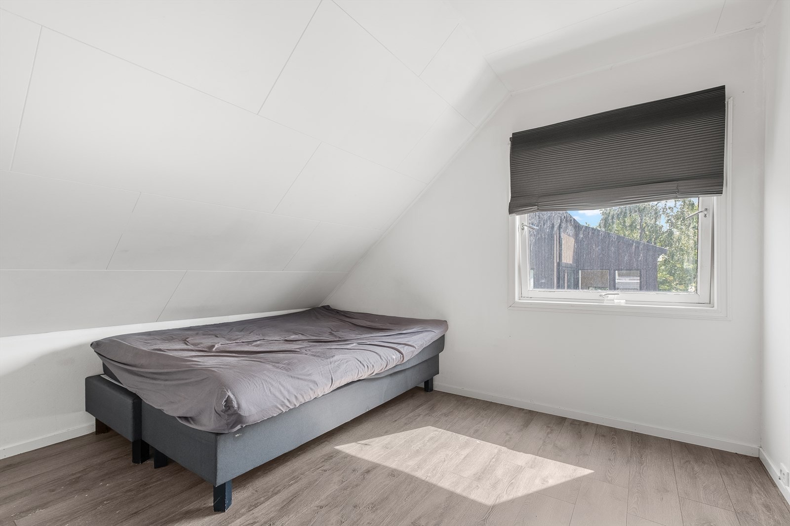 Det andre soverommet er på 7,5m² og har god plass til ønsket størrelse på seng med tilhørende møblement og garderobeløsninger. Galleribilde