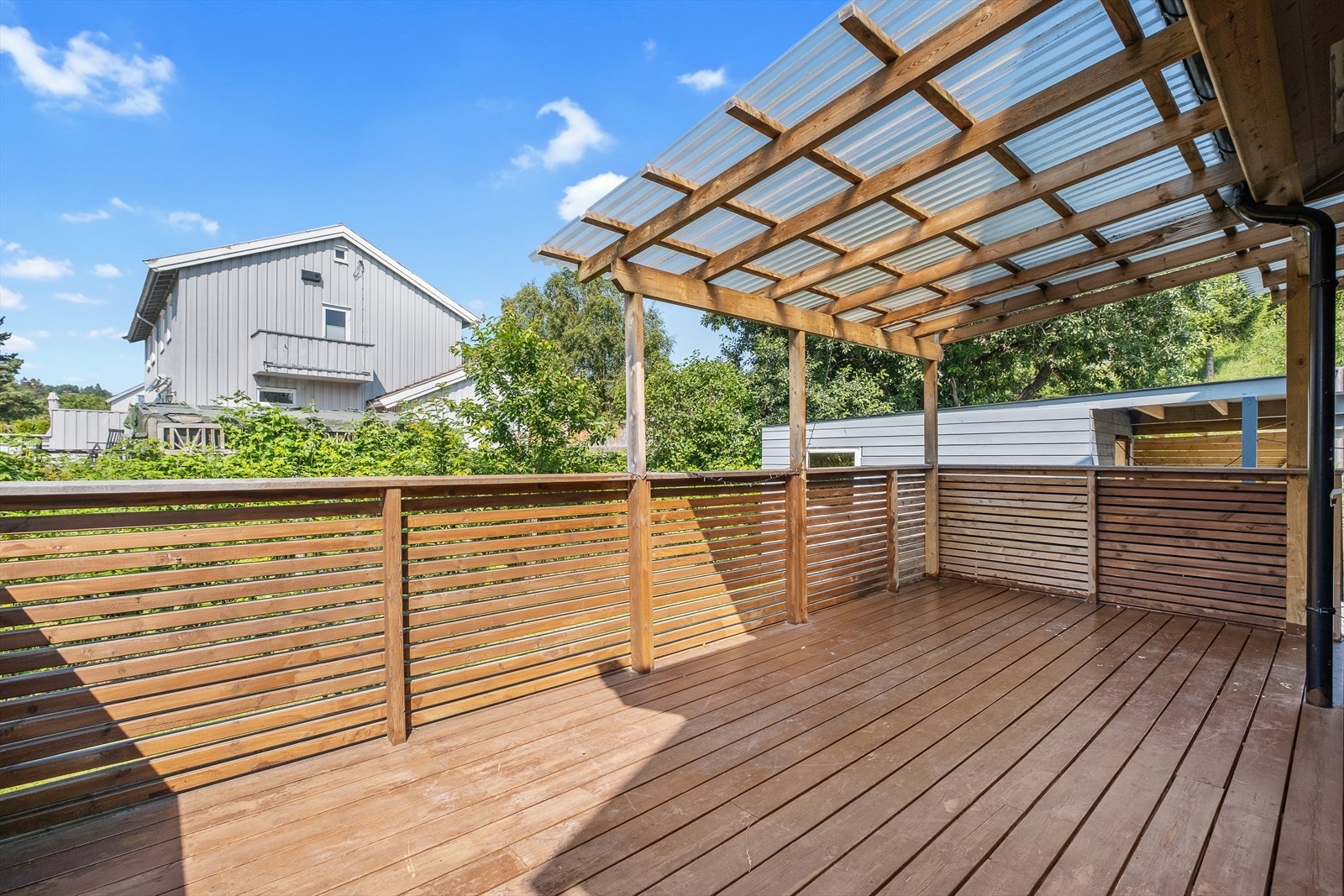 Terrassen er på hele 18m² og er nordvest vendt og byr på gode solforhold. Galleribilde