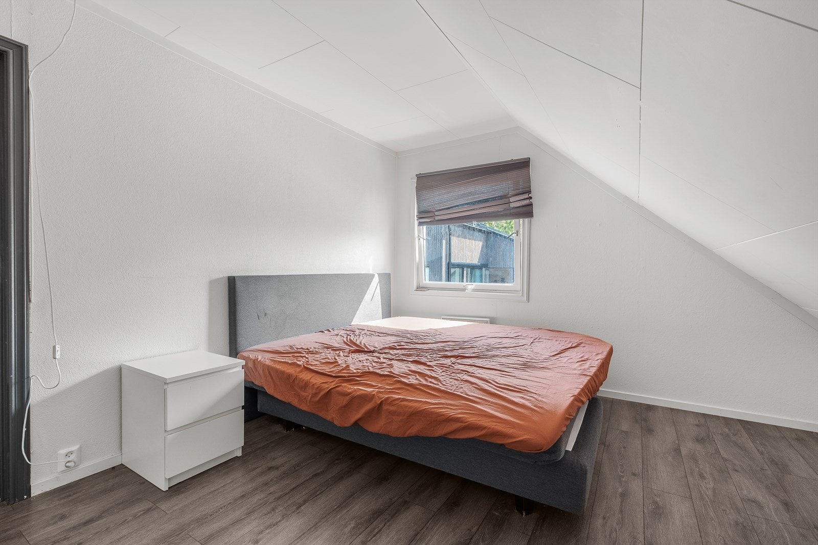 Boligen byr på tre store soverom hvorav dette er det største og måler 10,5m². Her får du god plass til ønsket størrelse på seng med tilhørende møblement. Galleribilde