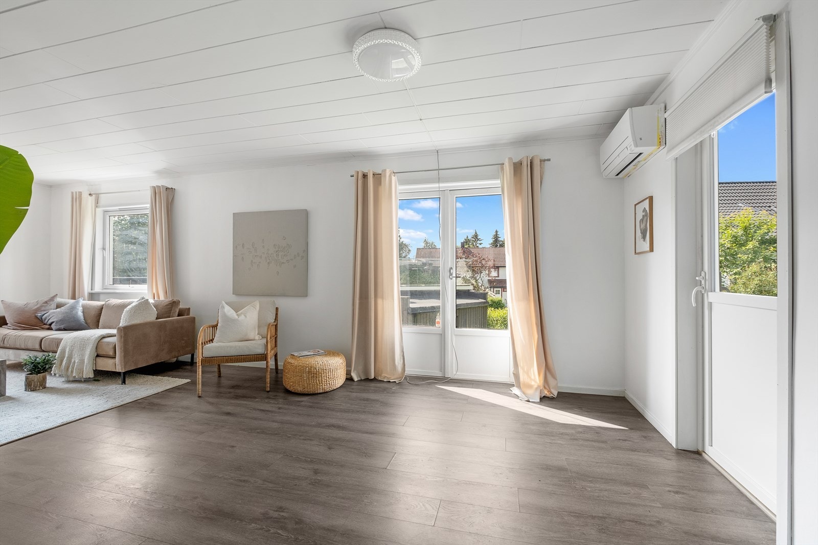Stuen har direkte tilgang til boligens solrike terrasse. Galleribilde
