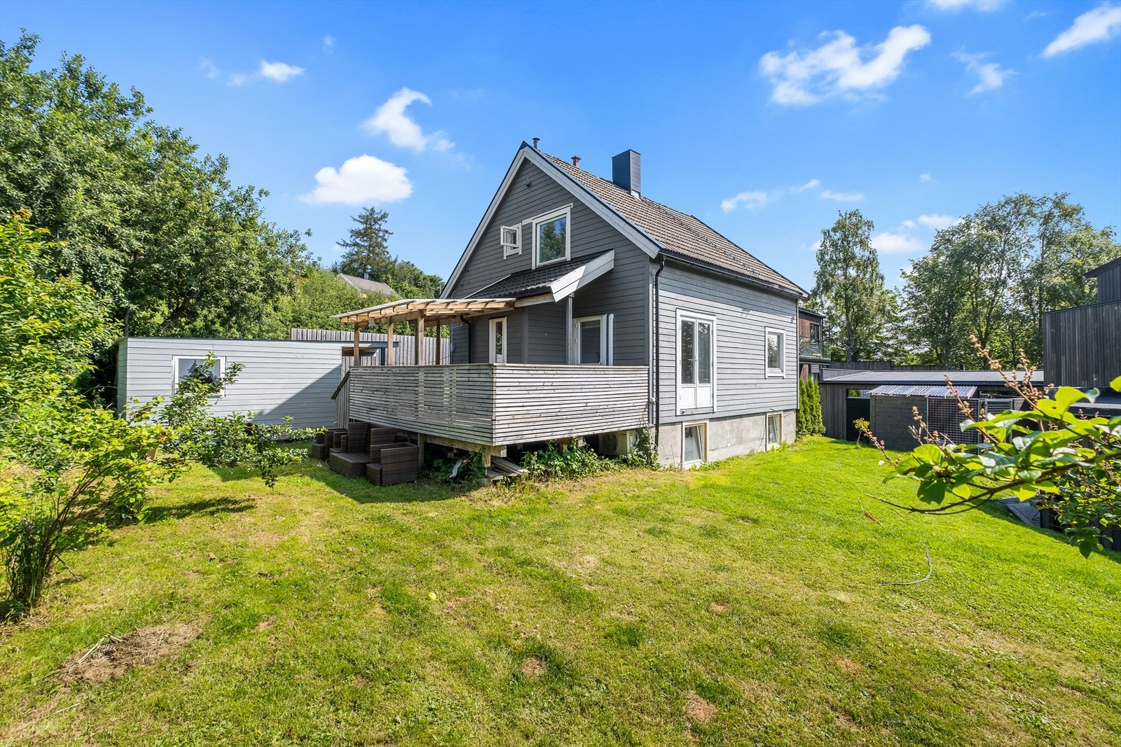 Velkommen til Underhaugsvegen 1A - En innholdsrik og oppgradert enebolig på 144m² med utleiedel. Foto: Michael Eid // Interiørfoto Galleribilde