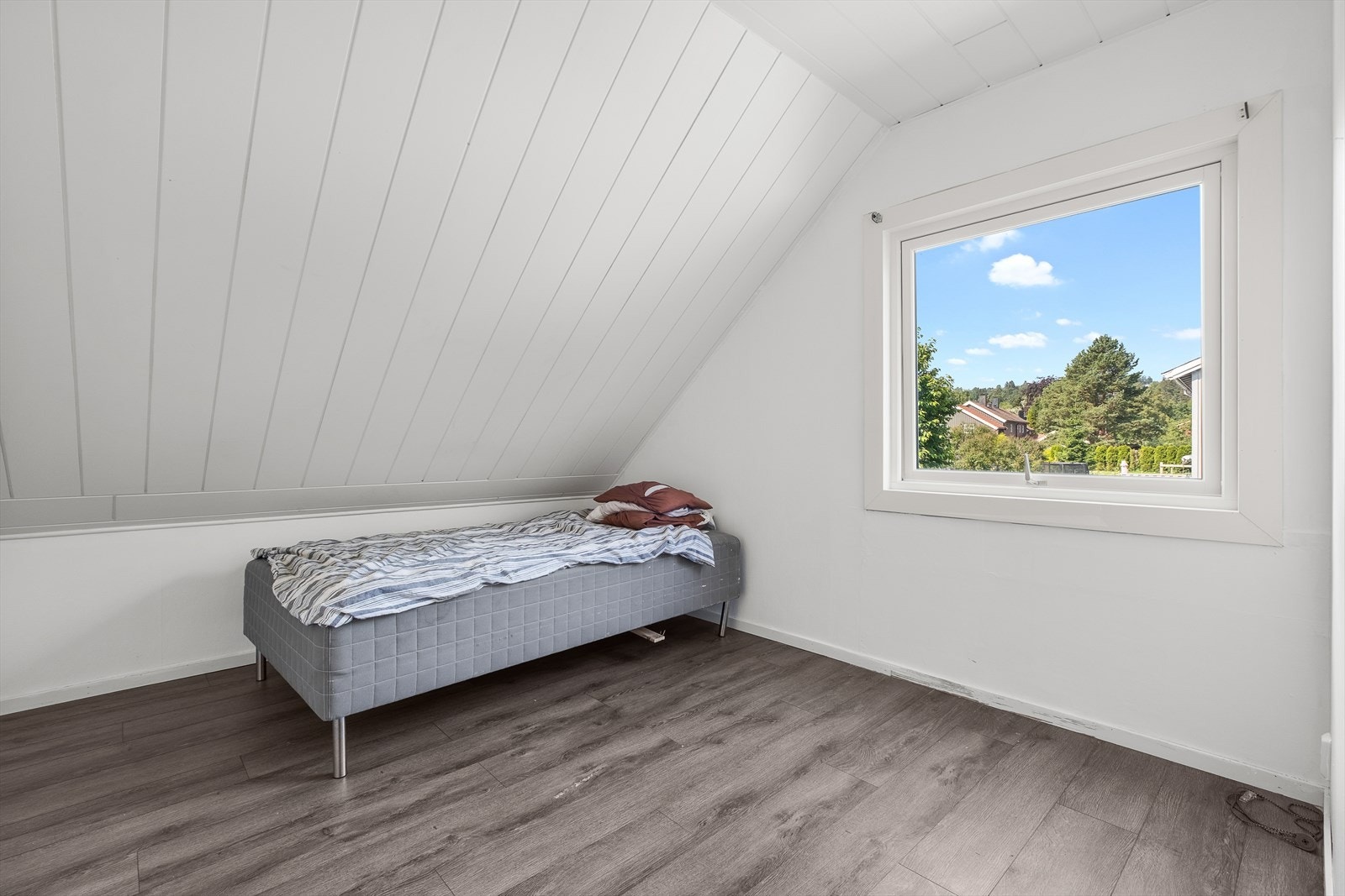 Det siste soverommet er på 9m². Soverommene kan brukes til gjesterom eller hjemmekontor. Galleribilde