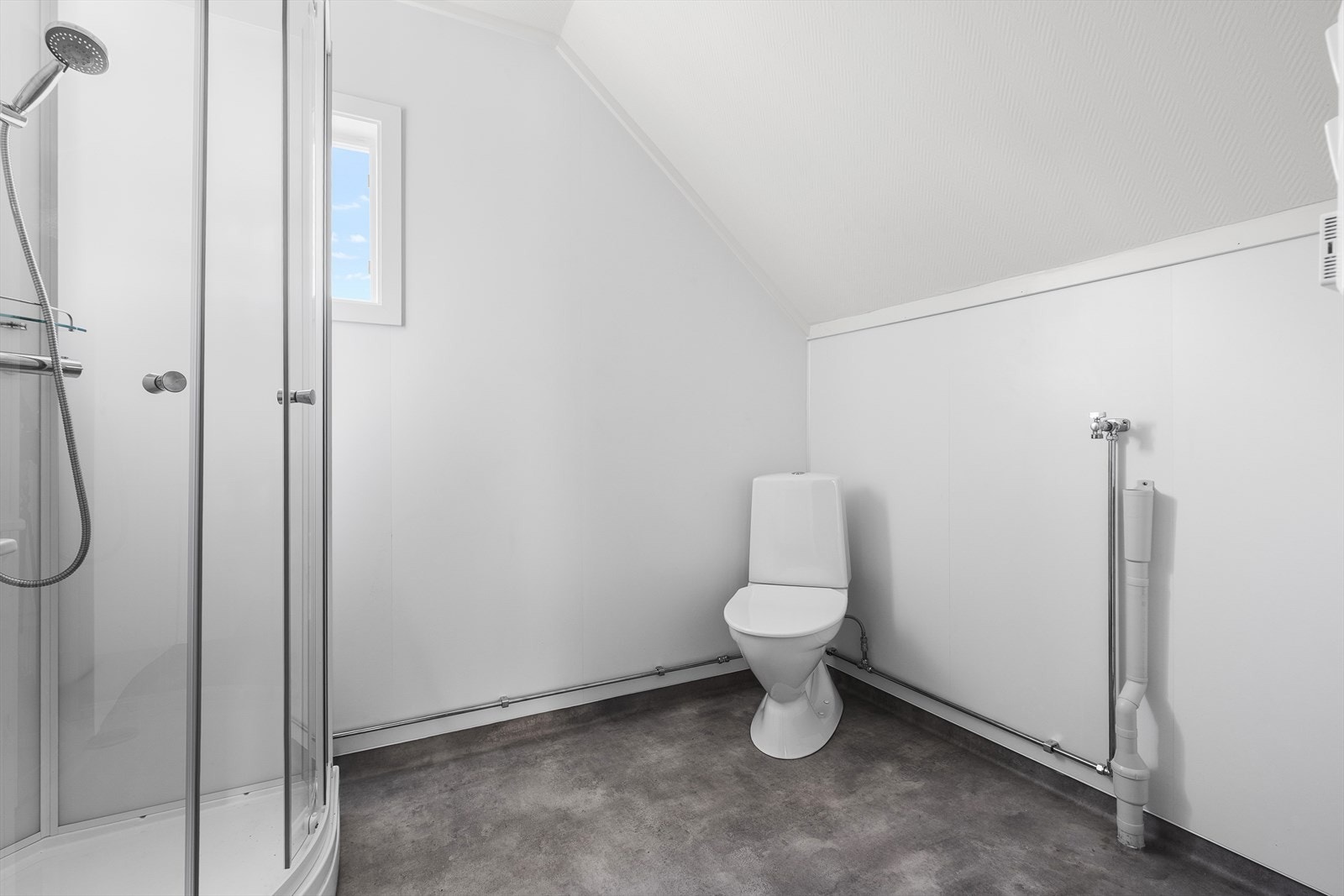 Badet i loftsetasjen er på 5m² og ble oppgradert i 2026. Galleribilde