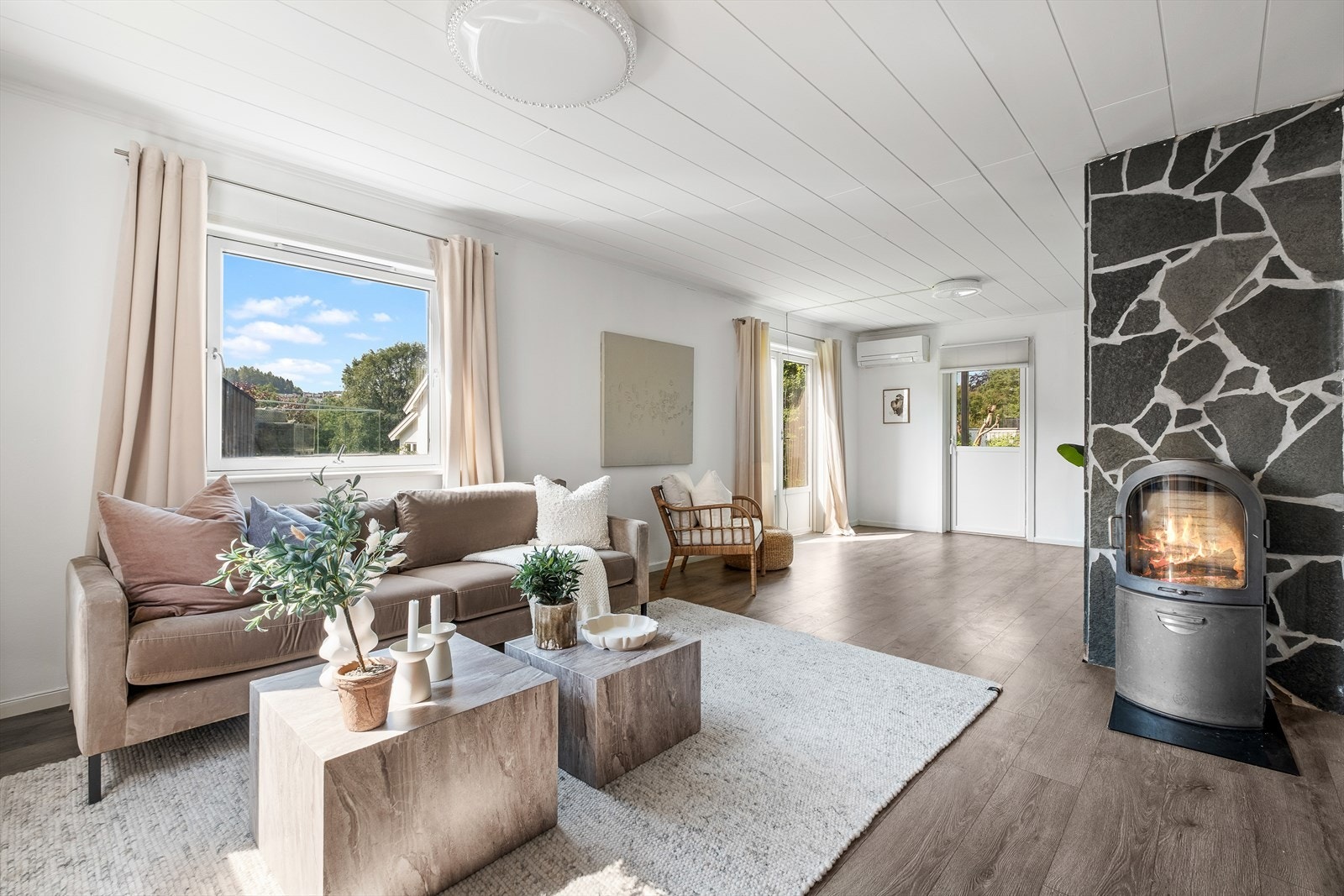 Boligen byr på stor og lys stue med ildsted, stort kjøkken med plass til sitteområde, to bad, tre soverom og utleiedel i kjeller. Galleribilde